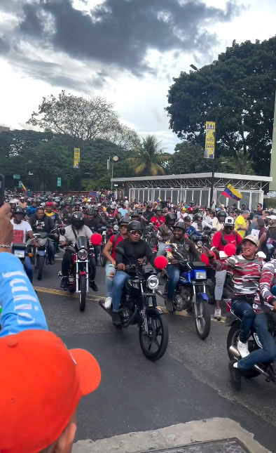 Motorizados de la caravana de Maduro 2 R