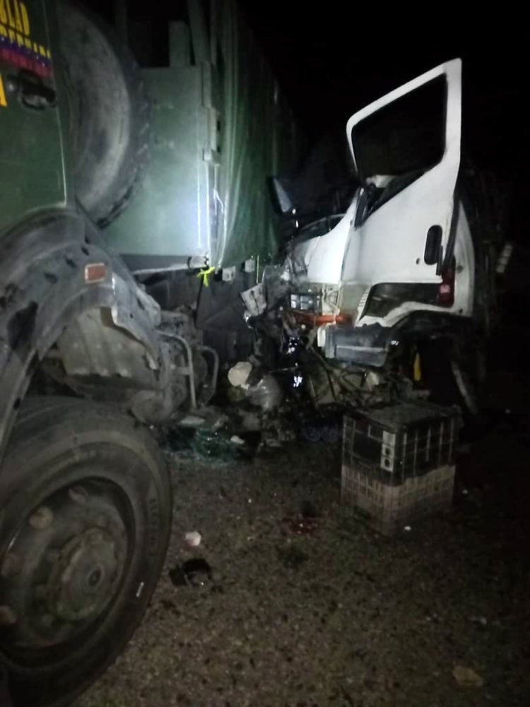 Murieron dos jóvenes al chocar con convoy del Ejército 