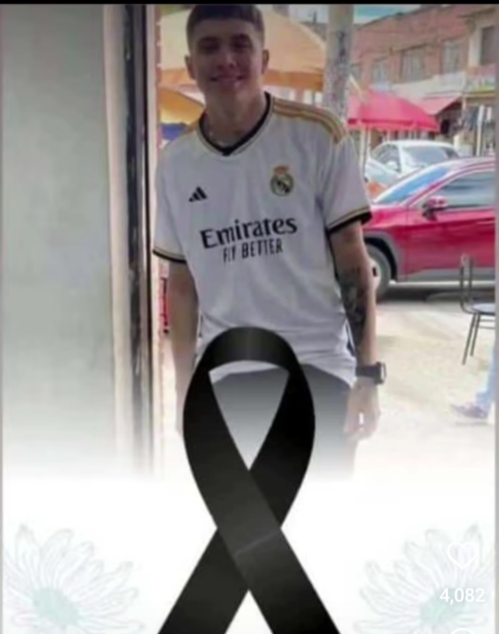 Restos del joven Ricardo De Nicolais llegaron a Campo Mío de Lagunillas . Los restos del joven Ricardo De Nicolais, asesinado de varias puñaladas en la localidad de Fontibón de Bogotá-Colombia por un hombre cercano a la familia, arribaron a su ciudad natal Campo Mío, una comunidad del municipio Lagunillas del estado Zulia, Venezuela. El cuerpo sin vida del joven lagunillense llegó al Zulia la noche del lunes procedente de Colombia, para darle cristiana sepultura en el cementerio “Jardines de Santa Lucia” de Ciudad Ojeda este miércoles 10 de julio de 2024. ¿Cómo ocurrió la muerte de joven Ricardo De Nicolais? Medios colombianos informaron que el asesinato del joven Ricardo De Nicolais ocurrió en una riña familiar la noche del miércoles tres de julio en el accidente de Bogotá. Familiares cercarnos sostienen que De Nicolais llegó a la casa donde vivía alquilado con sus dos hermanos. Al ver que estaban agrediendo a uno de sus hermanos, Ricardo sale en defensa e inmediatamente recibe una puñalada en el pecho y otras en varias partes de cuerpo. Las causas de este homicidio no han sido determinadas, mientras que las familias del joven Ricardo De Nicolais reclaman justicia. Raúl Arroyo Valera Foto Cortesía EL REGIONAL DEL ZULIA 