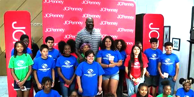 Shaquille O’Neal regala uniformes y útiles a niños de Texas