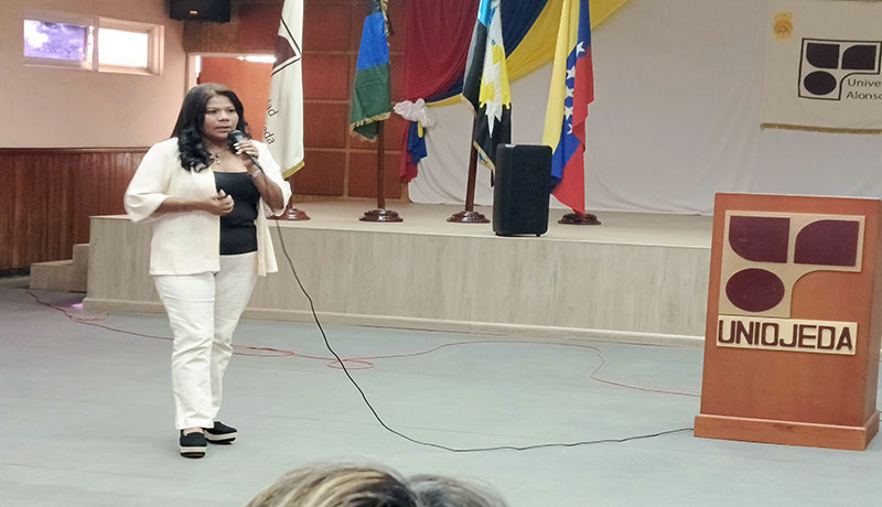 Areli Ramos, directora de información, con 34 años de experiencia en el mundo.