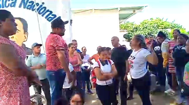 CABIMAS.- Una situación irregular se llevó a cabo, este martes 16 de julio, con la destitución de Elvis Mora, director de la Escuela Básica Nacional Rómulo Gallegos de Cabimas, luego de que eligiera al ingeniero Ramón Chirinos, director de Infraestructura de la Alcaldía municipal, como padrino de la promoción del sexto grado.