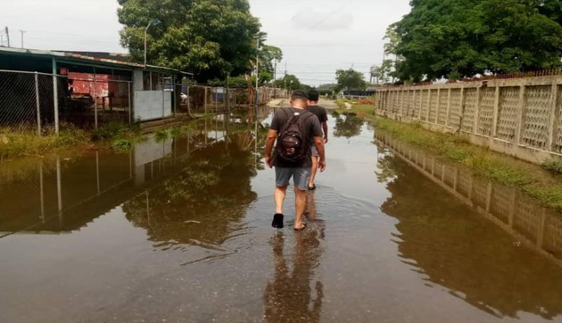 Fuerte aguacero en Lagunillas produjo inundaciones en Puerto Nuevo