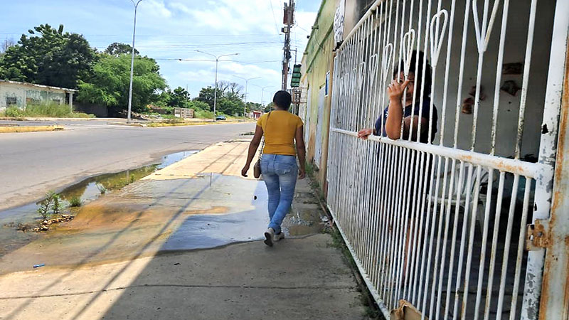 Bote de aguas blancas afecta viviendas de la calle El Lote de Cabimas