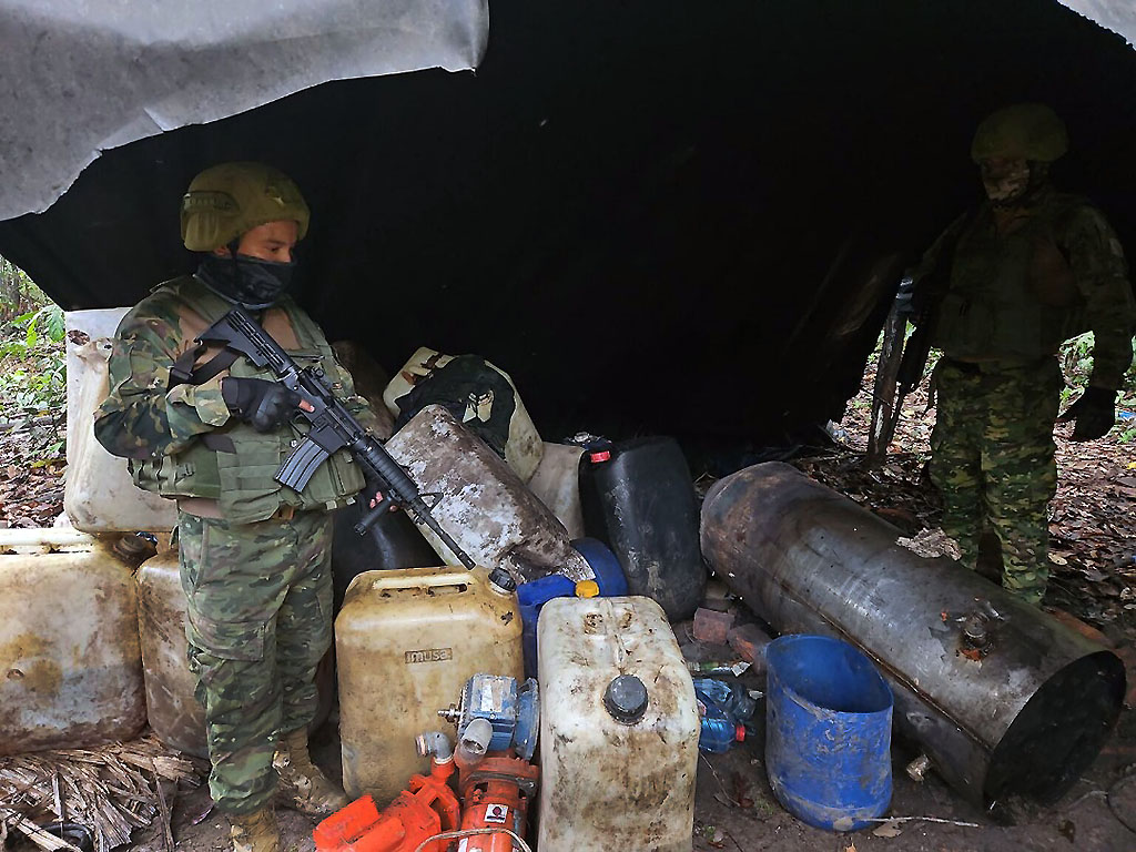 Internacionales.- Las autoridades colombianas destruyeron un megalaboratorio con capacidad para producir 5 toneladas mensuales de cocaína que supuestamente pertenecía a los Comandos de la Frontera, un grupo armado vinculado con la Segunda Marquetalia (disidencias de FARC), en Puerto Asís, un municipio ubicado en la frontera con Ecuador, informó este lunes el Ejército.