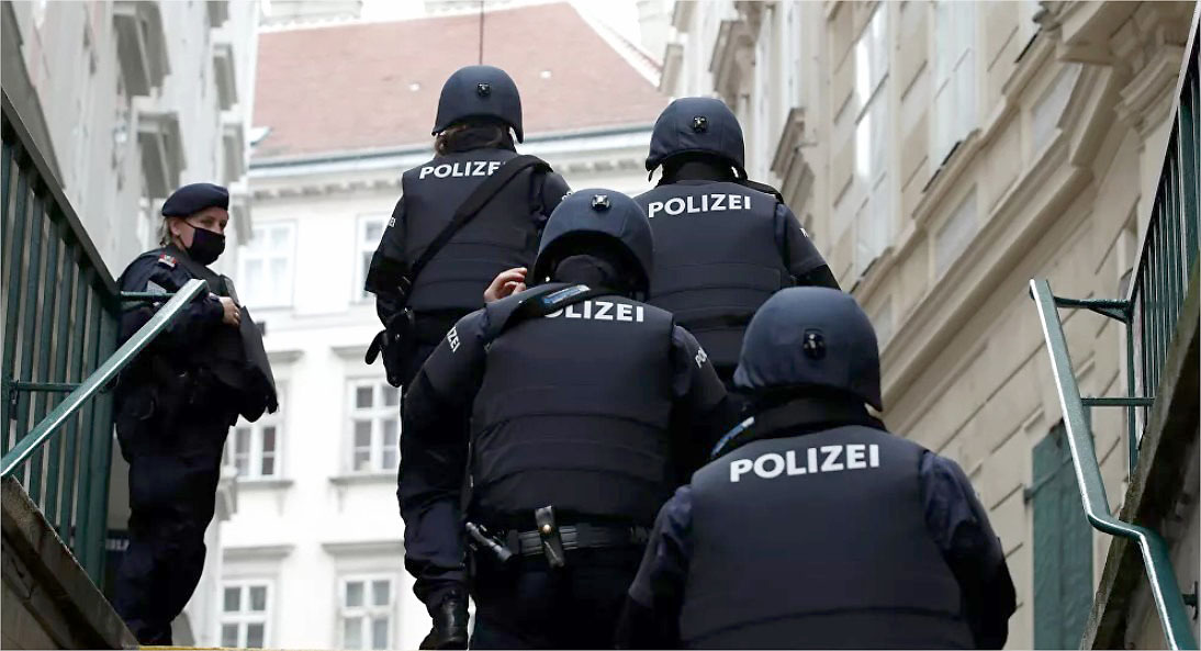 Espectáculos.- El ministro del Interior de Austria, Gerhard Karner, informó este viernes de la detención de un joven de 18 años vinculado al detenido de 19 años que confesó planear un atentado suicida con explosivos en uno de los tres conciertos previstos en Viena de Taylor Swift.