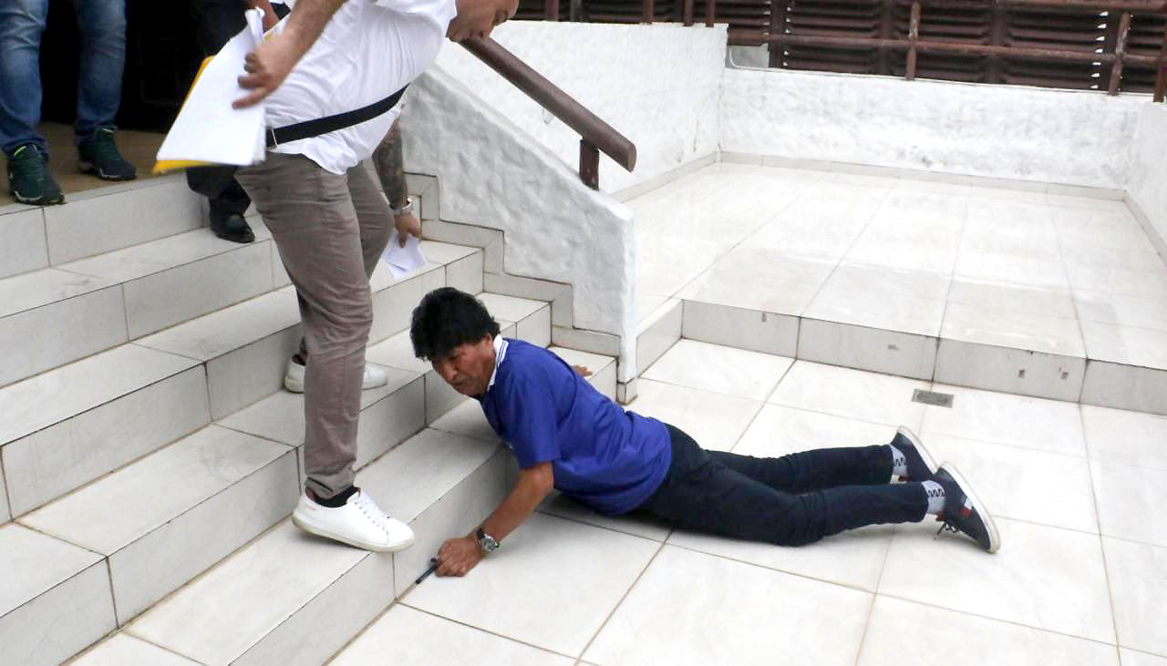 Evo Morales cae por unas escaleras