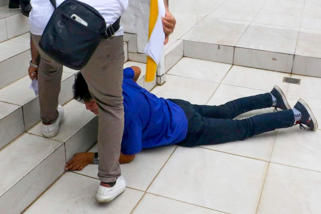 Evo Morales cae por unas escaleras 2 R