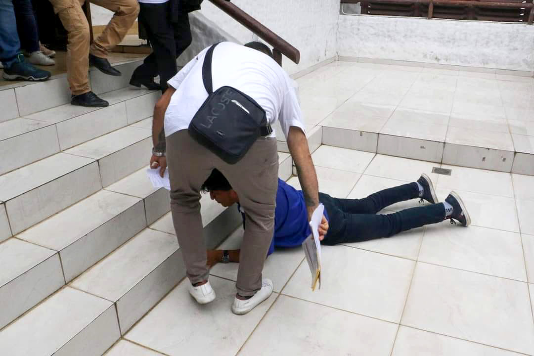 Evo Morales cae por unas escaleras 3 R
