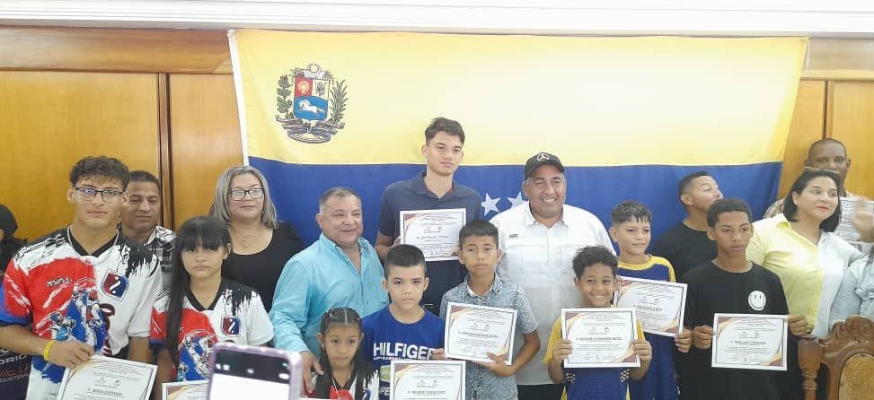 IMDEVAR y Alcaldía reconoció a destacados deportistas