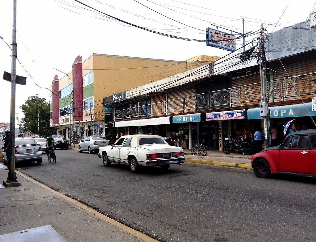 Locales de Cabimas permanente parcialmente abiertos durante el apagón