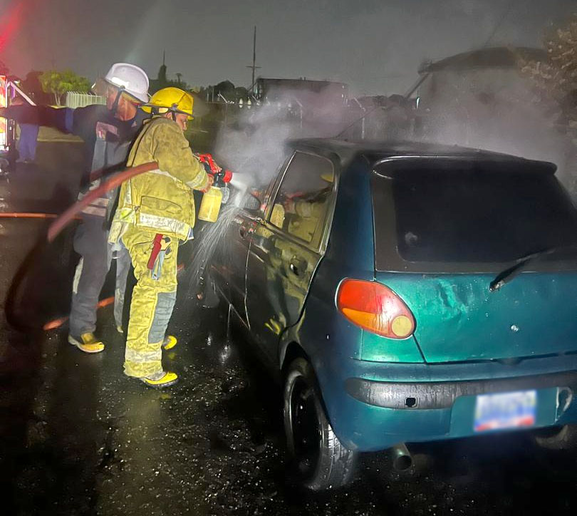 Vehículo se incendió por fallas eléctricas en Cabimas