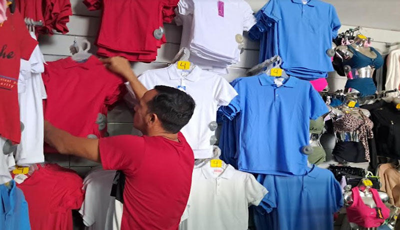 Los diferentes comercios de Lagunillas del estado Zulia ya están preparados con mercancía escolar para la temporada 2024-2025.