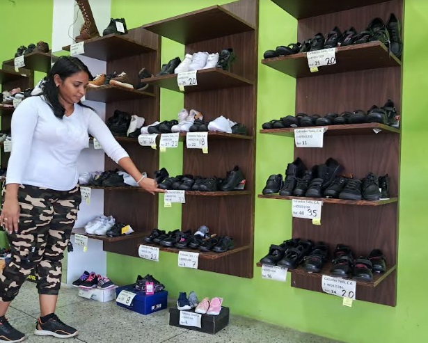 Los diferentes comercios de Lagunillas del estado Zulia ya están preparados con mercancía escolar para la temporada 2024-2025.