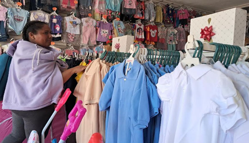Los diferentes comercios de Lagunillas del estado Zulia ya están preparados con mercancía escolar para la temporada 2024-2025.