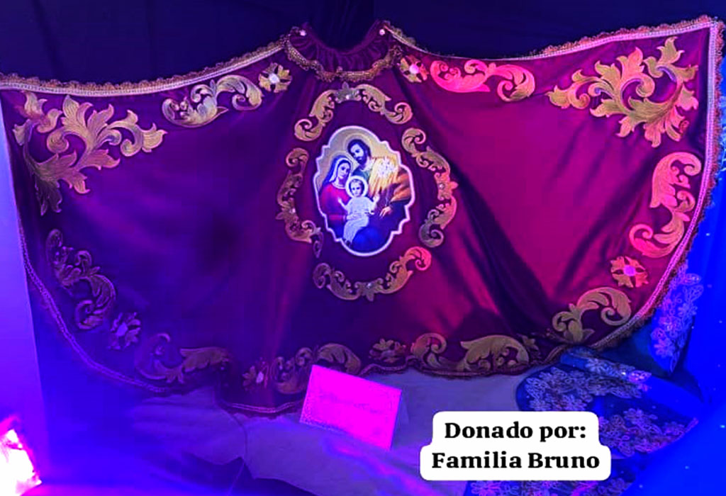Develan mantos que usará la Virgen del Rosario 