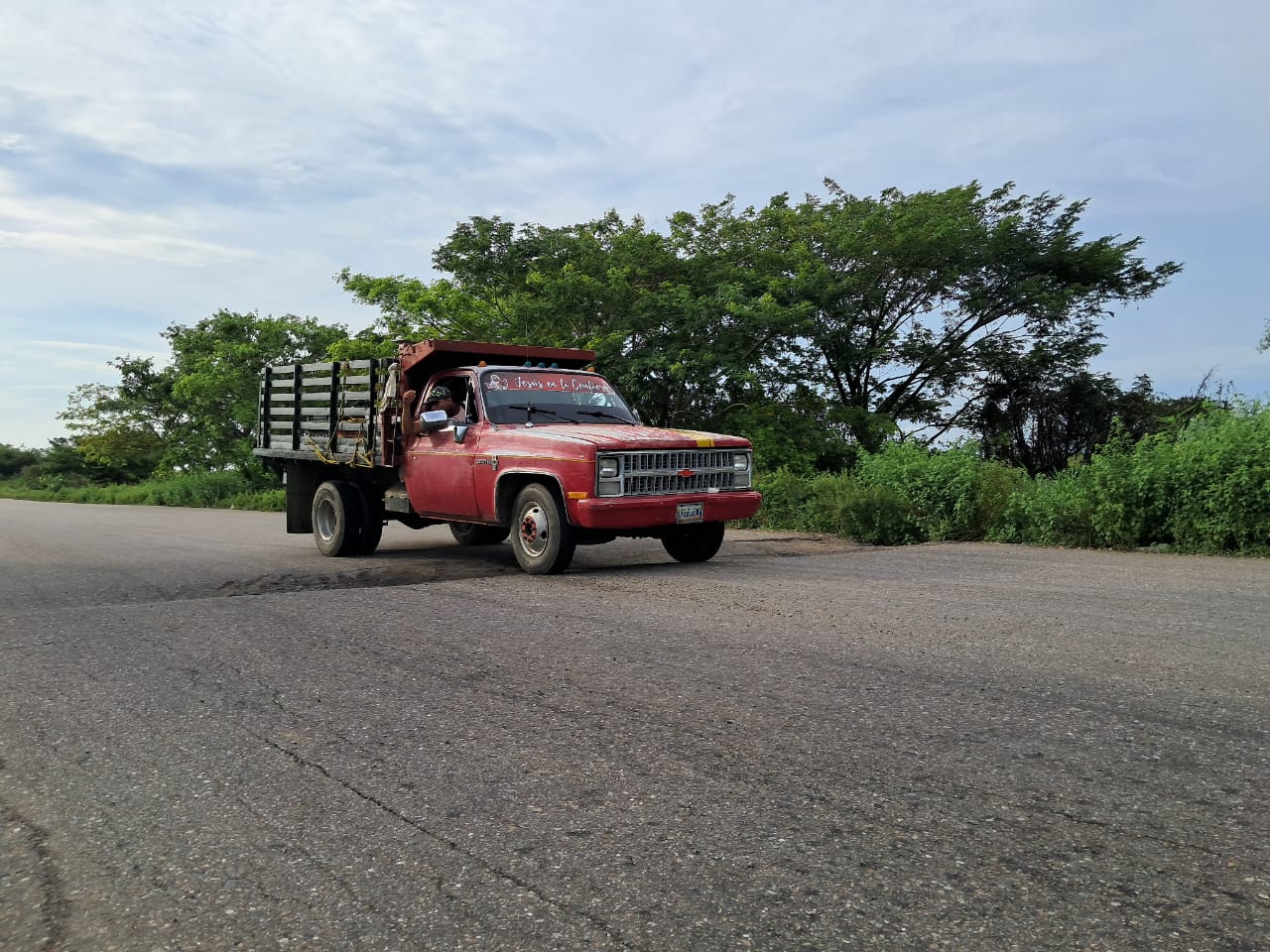 Alcantarilla cedió en la carretera San Pedro-Lagunillas