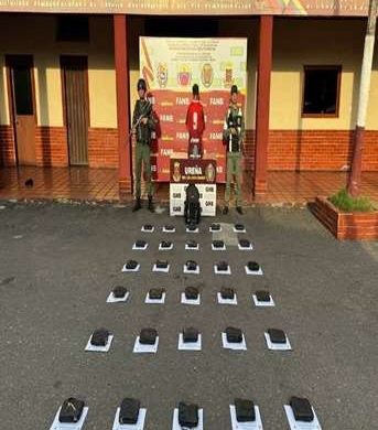 Atraparon a un colombiano con 30 panelas de marihuana