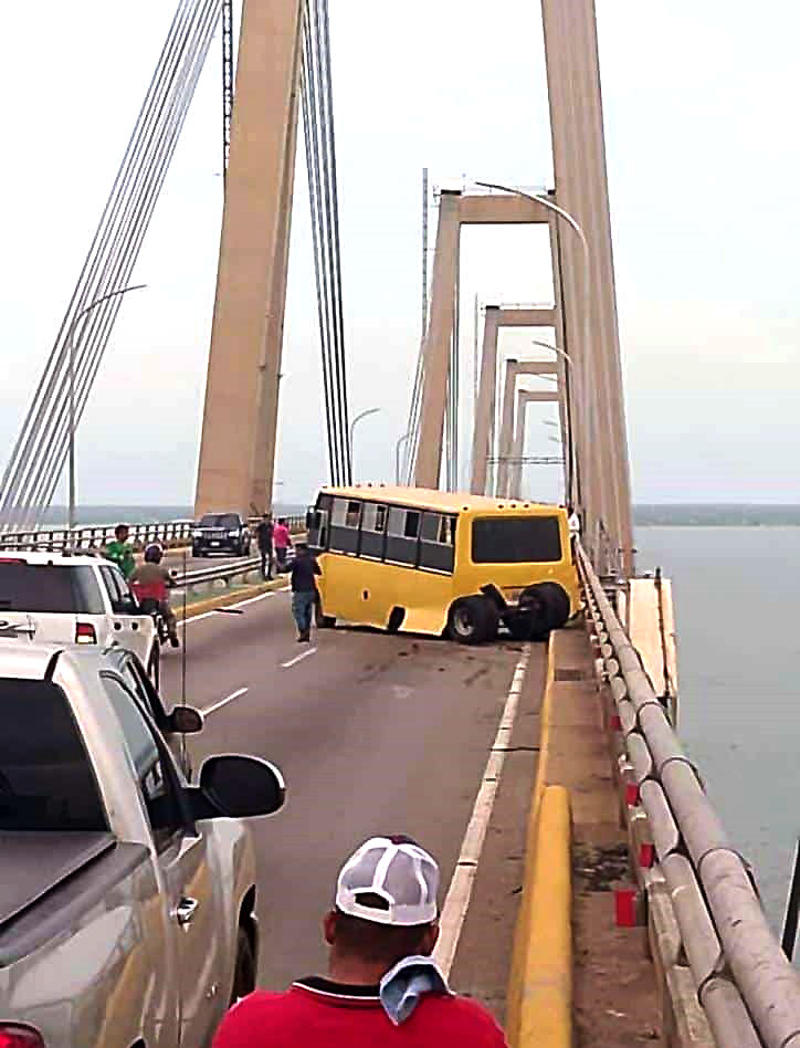 Autobús se accidentó en el Puente 