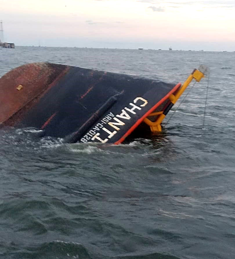 Dos trabajadores muertos y 4 desaparecidos al hundirse en el Lago barcaza contratada por Pdvsa
