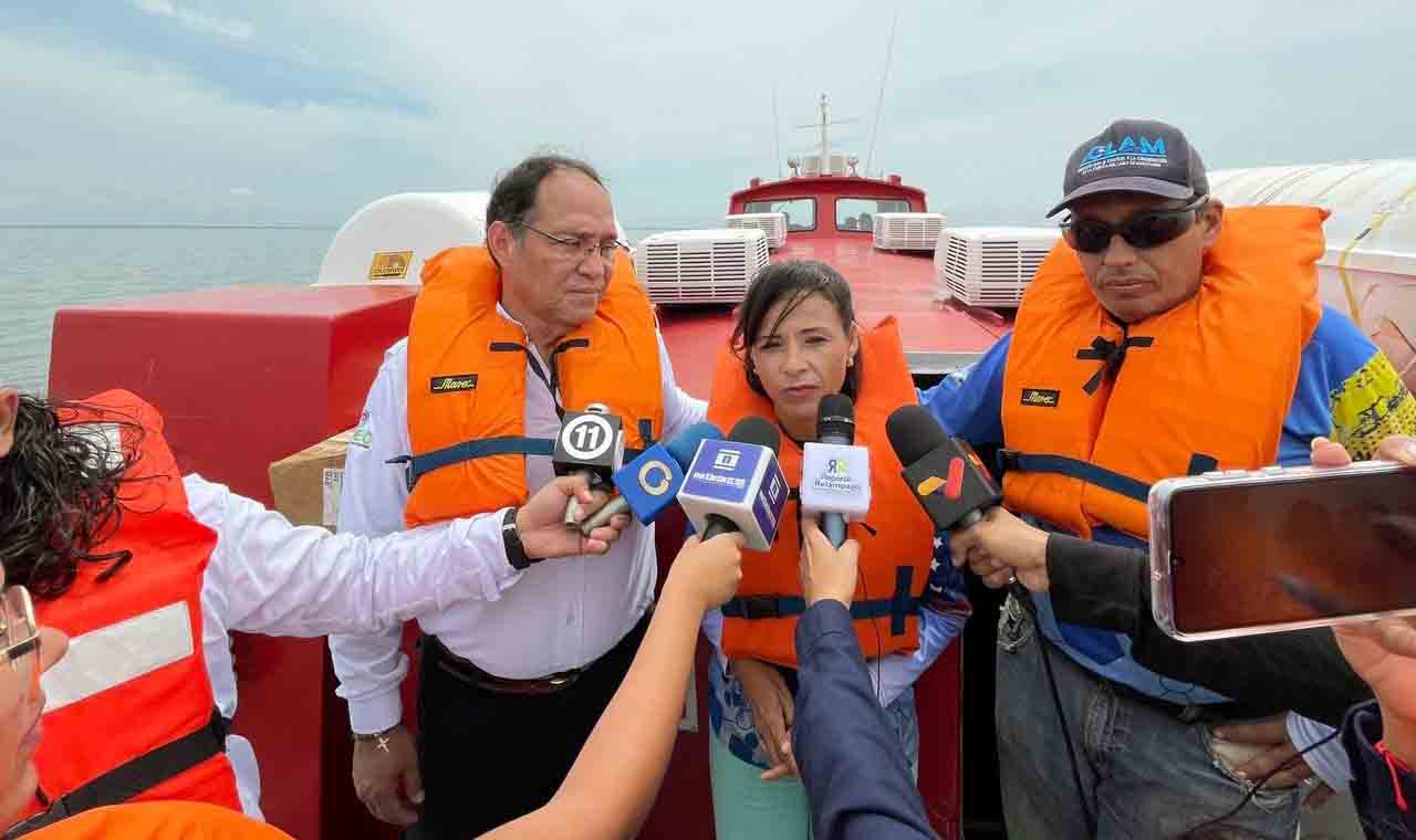 Científicos del ICLAM toman muestras de agua y sedimento del Lago