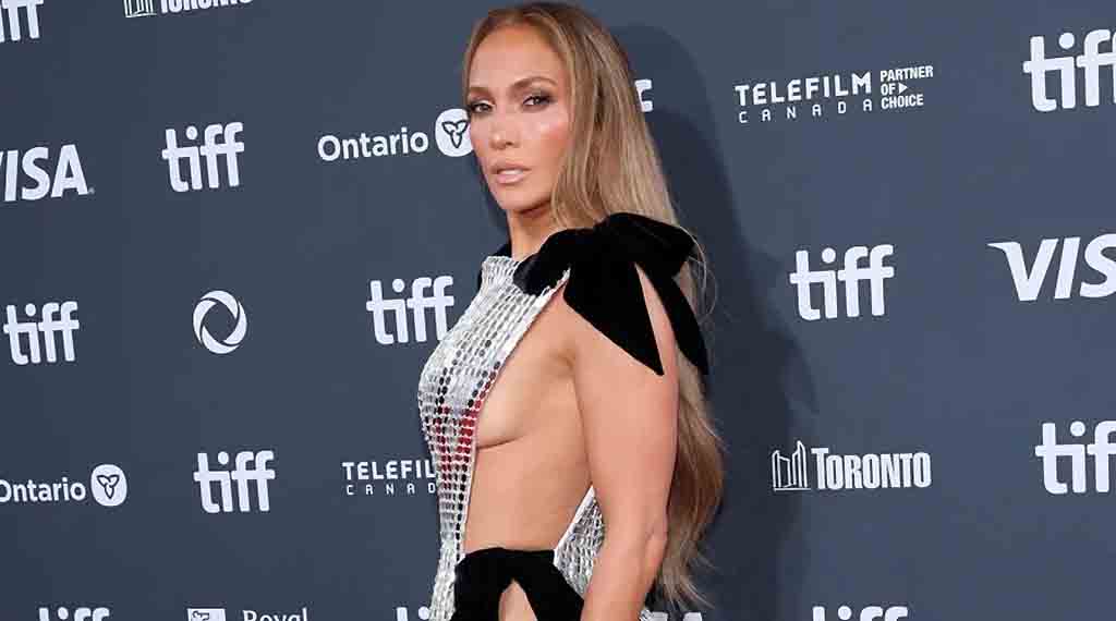 Con este vestido escotado Jennifer López desafió el divorcio de Affleck