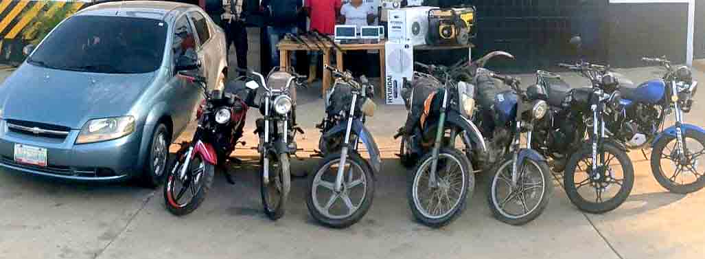 Detienen a dos hombres y a una mujer con armas y municiones