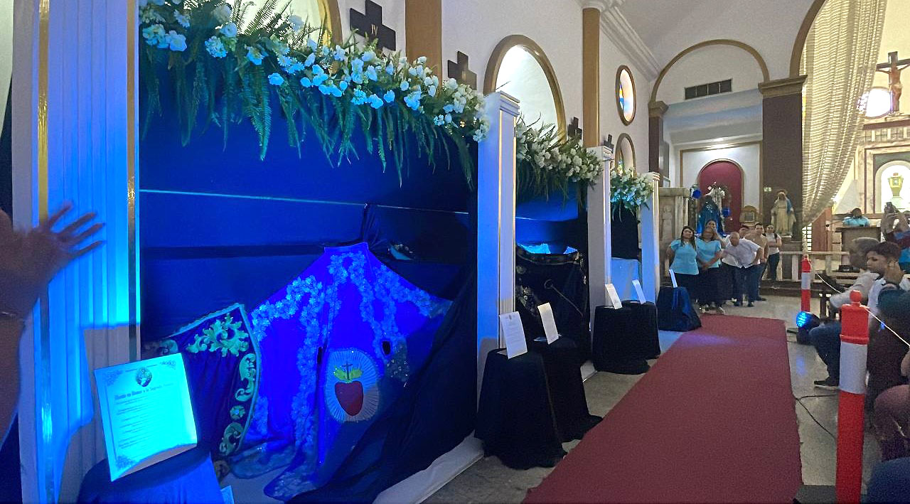 Develan mantos que usará la Virgen del Rosario 
