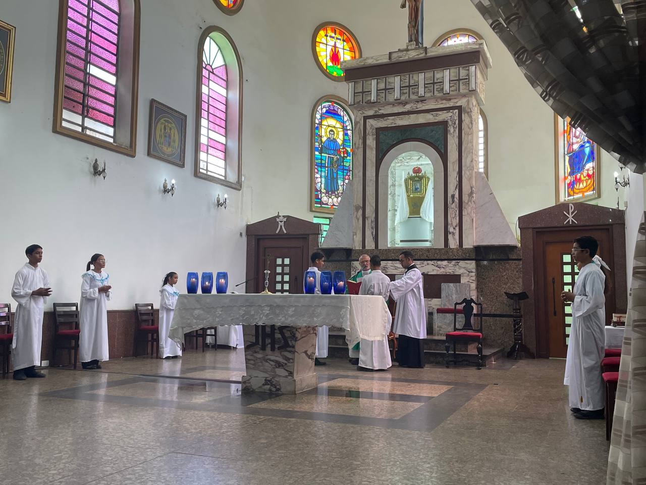 Develan mantos que usará la Virgen del Rosario 