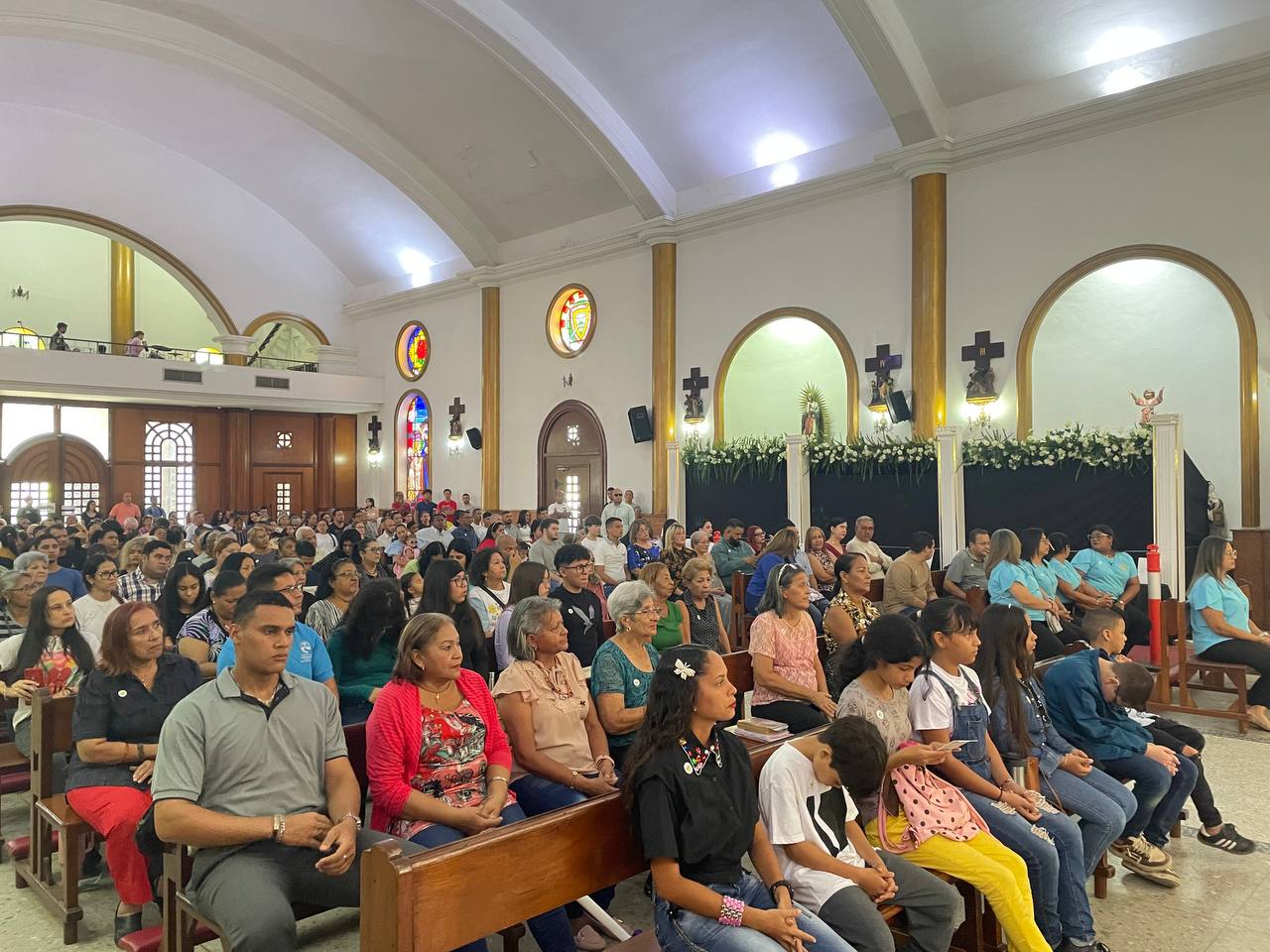 Develan mantos que usará la Virgen del Rosario 