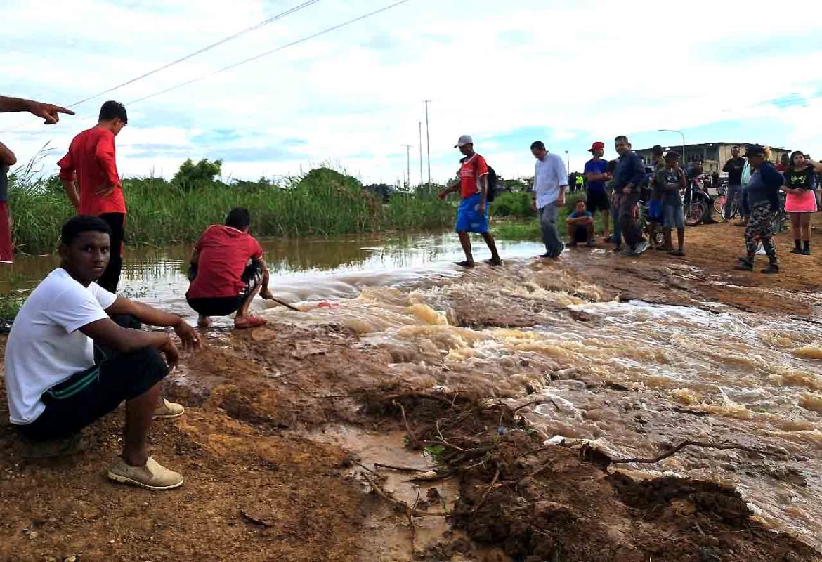 Dique de contención entre La Icotea y La Lamparita de Bachaquero