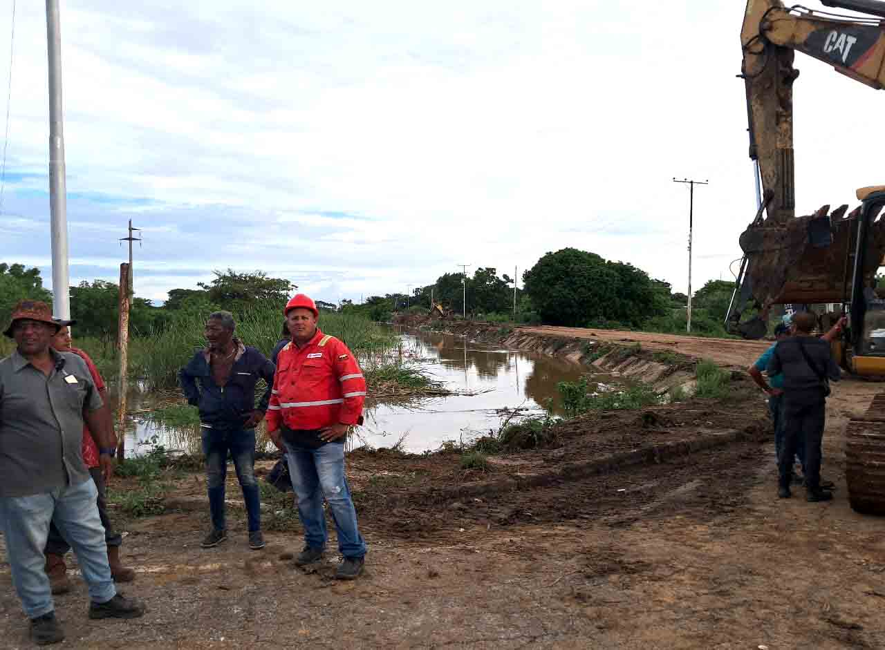 Dique de contención entre La Icotea y La Lamparita de Bachaquero