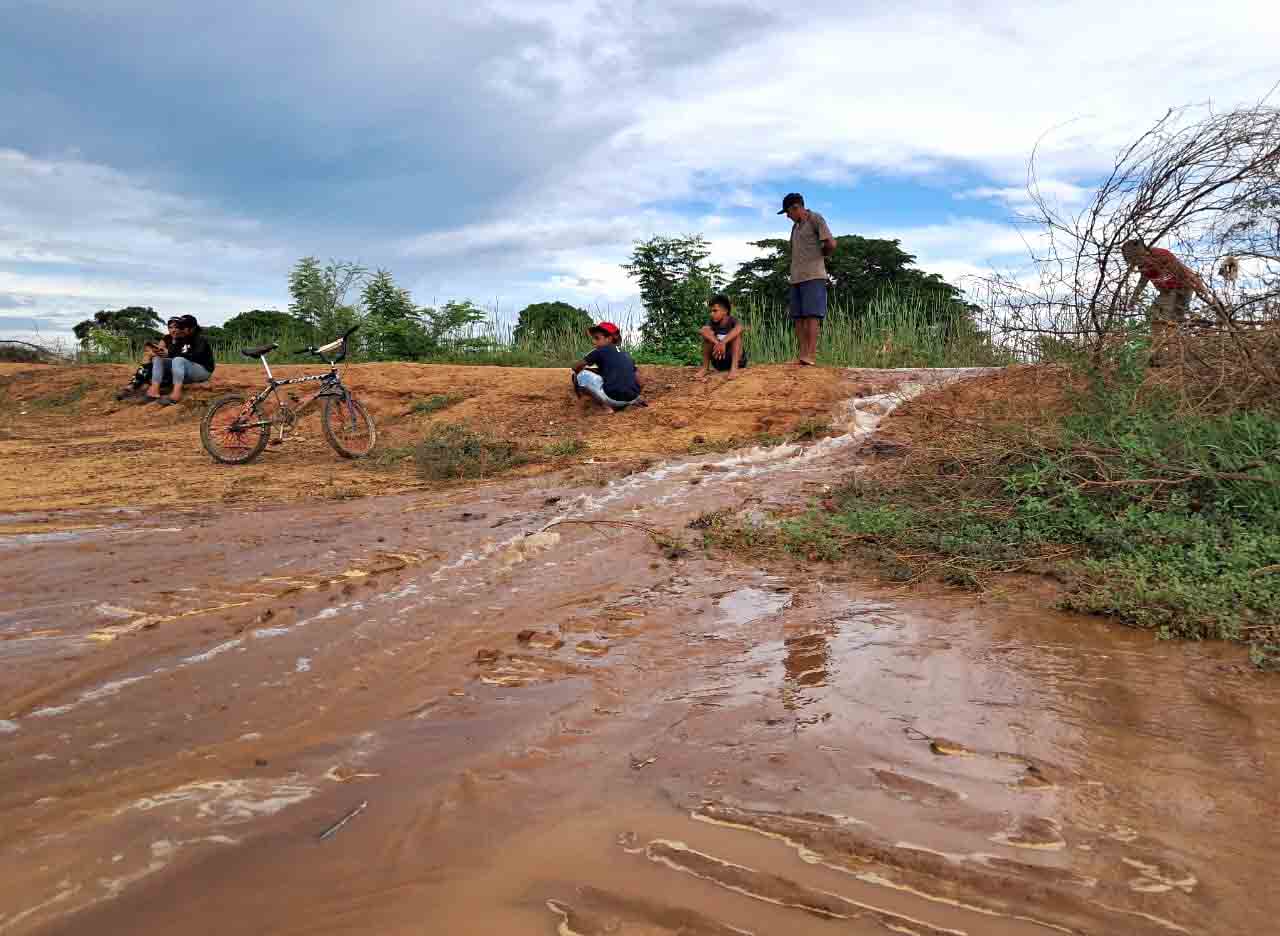 Dique de contención entre La Icotea y La Lamparita de Bachaquero