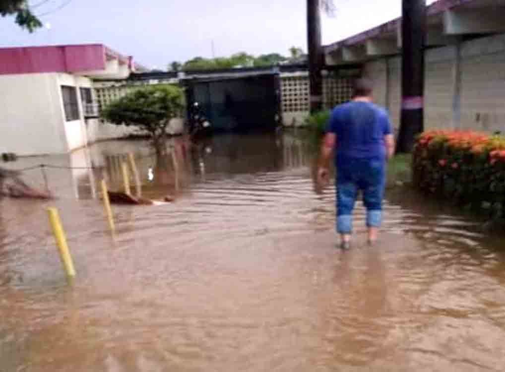 Fuerte aguacero inundó sector Padilla en Valmore Rodríguez