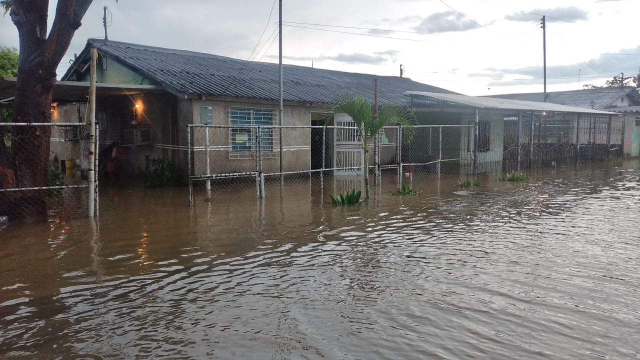 Fuerte aguacero inundó sector Padilla en Valmore Rodríguez