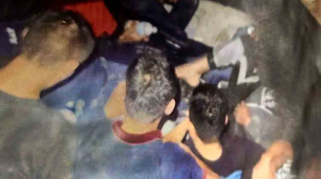 Hallan en Texas a 26 migrantes encerrados en un remolque