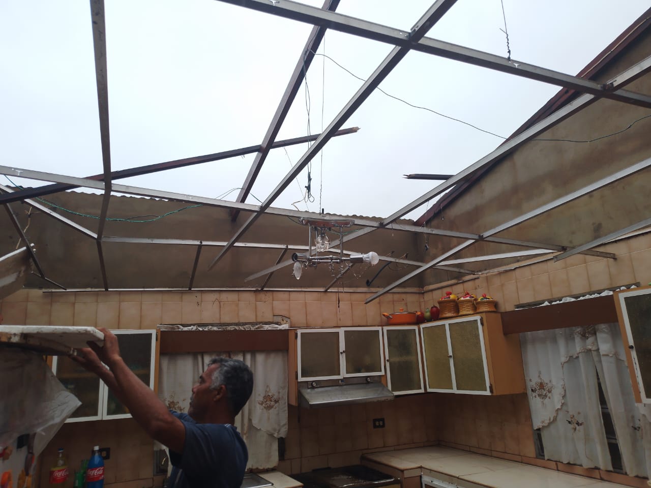 Lluvias y vientos huracanados hicieron estragos en la COL
