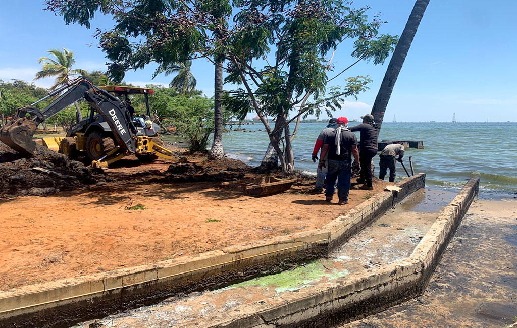 Pdvsa y consejos comunales continúan limpiando Boulevard Costanero 