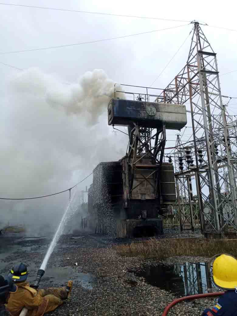 Valmore Rodríguez.- El transformador principal de 115 KV de la planta termoeléctrica "Pueblo Viejo" explotó y se incendió este sábado 07 de septiembre de 2024 dejando sin servicio eléctrico a los campos residenciales y áreas petroleras de Bachaquero del municipio Valmore Rodríguez del estado Zulia. 