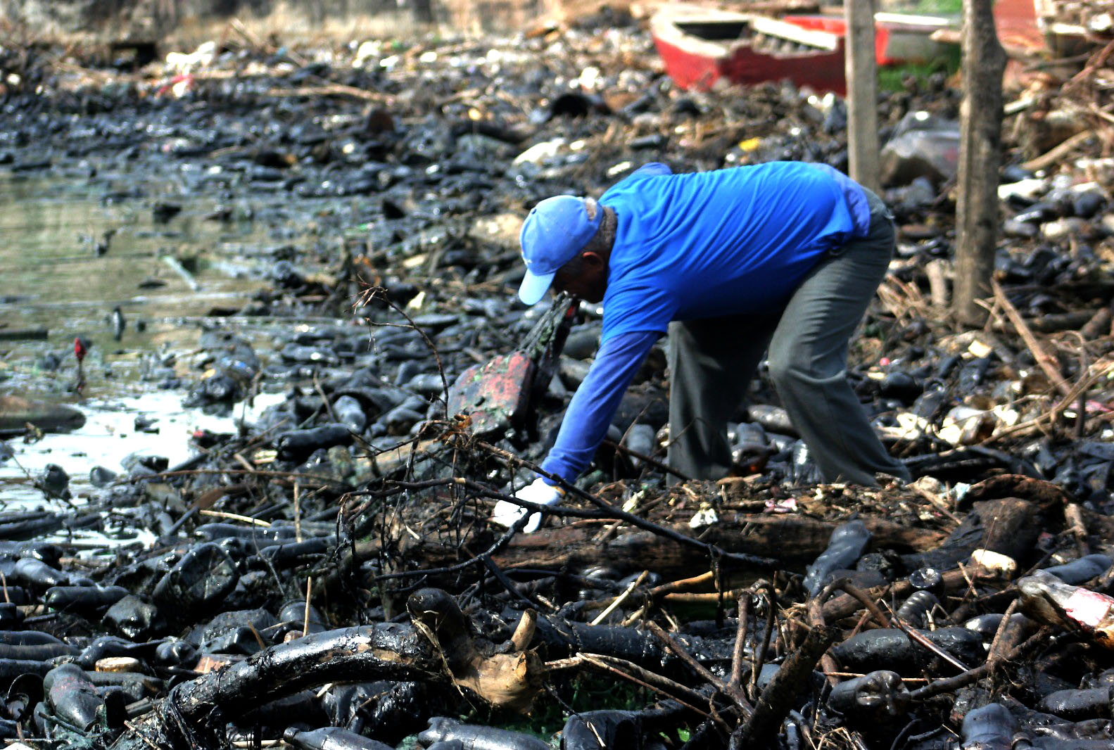 UNT se desplegó en jornada de saneamiento ambiental a orillas del Lago