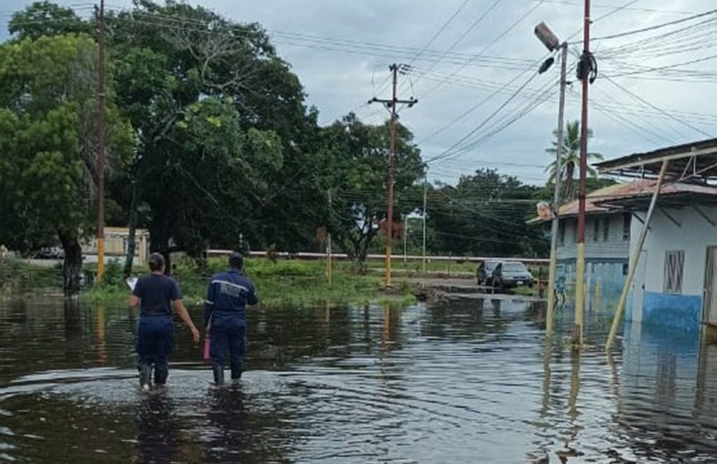 La parroquia San Timoteo de Baralt del estado Zulia sigue anegada de agua de lluvia tras la paralización del sistema de bombeo producto de una falla eléctrica en el circuito de Pdvsa ocurrido desde de las 5:00 de la mañana de este domingo primero de septiembre de 2024.
