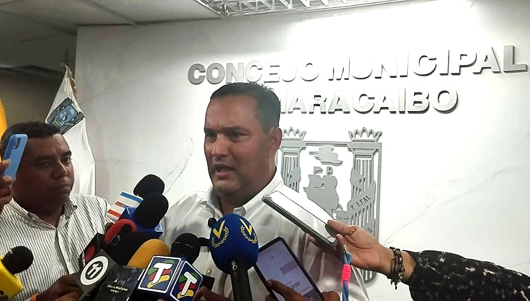 Adrián Romero tras juramentarse como alcalde encargado