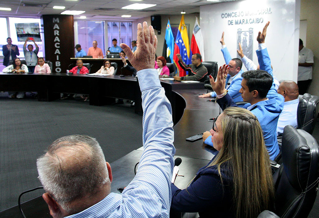 Adrián Romero tras juramentarse como alcalde encargado