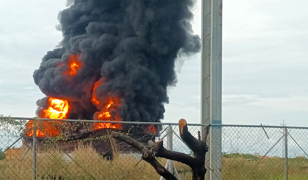 Bomberos proceden a ataque vía área al  tanque  Pdvsa-La Salina 
