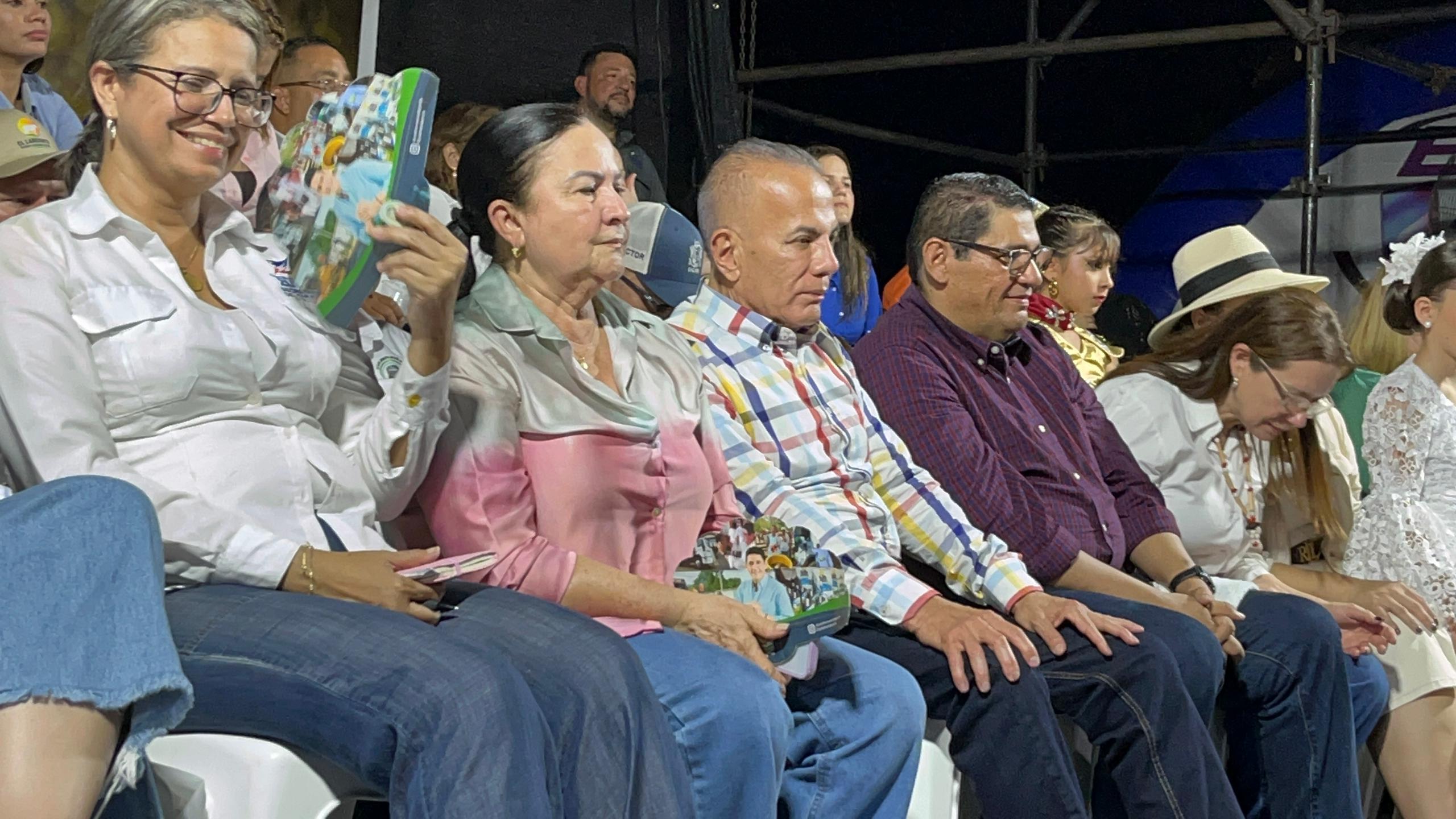 Desfile inaugural de la feria Expocomercial de La Villa del Rosario 