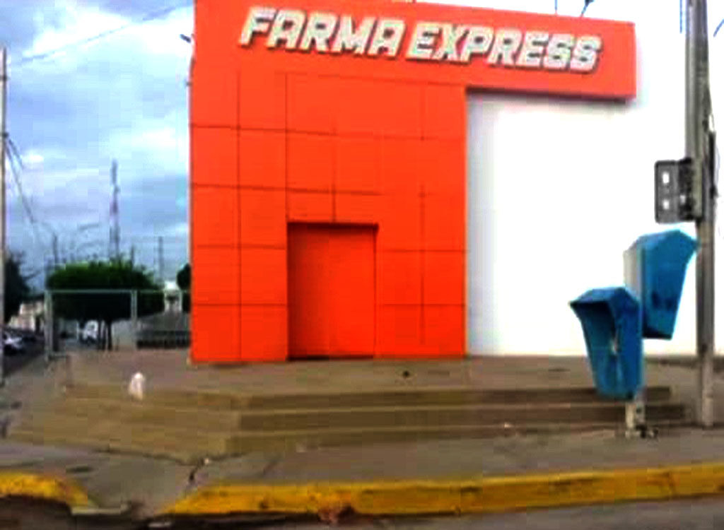 Lanzan granada a Farma Express