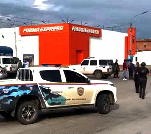 Lanzan granada a Farma Express de La Limpia