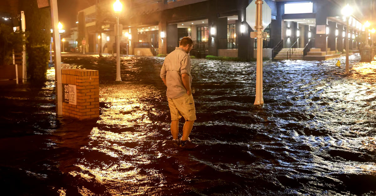 Inundaciones, árboles y postes caídos, casas destruidas, barcos a la deriva y cuatro fallecidos son algunos de los daños que se pueden apreciar