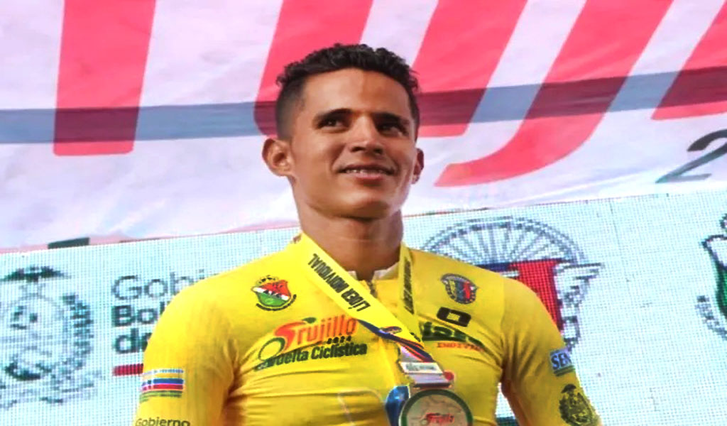 El corredor venezolano, de 31 años, cruzó la línea de meta primero por delante de sus compatriotas Juan Ruiz (Gobierno Bolivariano de Trujillo MPP) y Luis Mora (Gobierno Bolivariano de Trujillo MPP)
