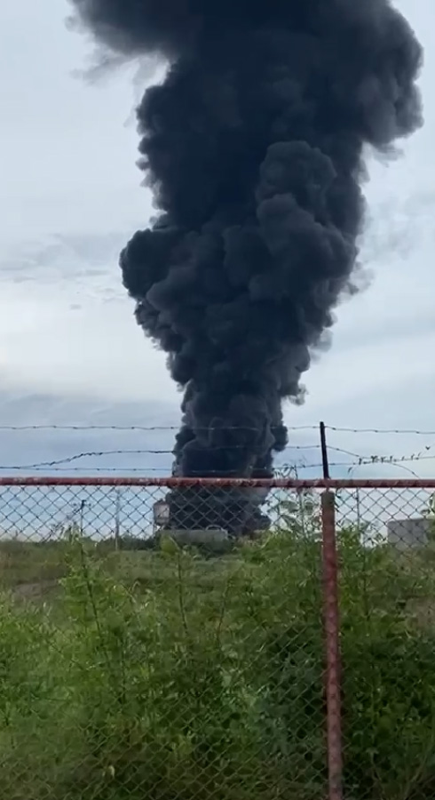 Inspeccionan incendio del tanque de Pdvsa-La Salina